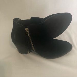Vionic Boots women Sz 8.5 Ankle Bootie Heels 322 Anne Black Suede.  Heel wear